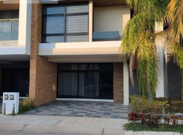Casa · 355m² · 5 Recámaras · 4 Estacionamientos · Casa en Venta en Altabrisa