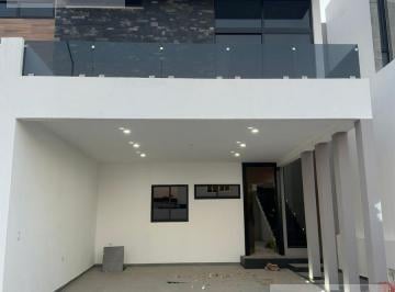 Casa · 201m² · 4 Recámaras · 2 Estacionamientos · Casa en Venta en Versalles