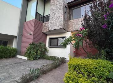 Casa · 256m² · 3 Recámaras · 3 Estacionamientos · Oportunidad. Amplia Residencia, Altozano, Cerca del Tec Milenio