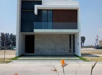 Casa de 4 habitaciones, Zapopan · A Estrenar V. Imperial, Acabados en Granito y Parota, 3 Niveles 5wc, 4 Rec. y 3 Estacionamiento