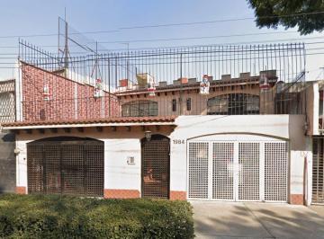 Casa de 4 habitaciones, Coyoacán · Casa en Canal de Miramontes, con Cercania a Metro Tasqueña, Escuelas Cercanas y Restaurantes.