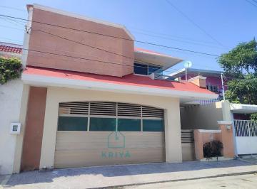 Casa · 350m² · 3 Recámaras · 2 Estacionamientos · Jardines de Mocambo, Casa en Renta con 3 Recámaras con Baño, Jardín y Cuarto de Servicio