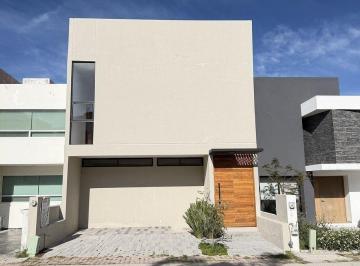 Casa · 202m² · 3 Recámaras · 2 Estacionamientos · Casa en Venta en El Refugio, con Excelente Acabados en Nogal