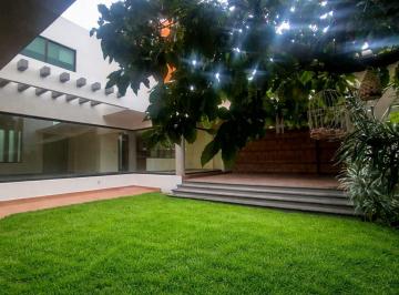 Casa · 590m² · 4 Recámaras · 4 Estacionamientos · 4 Recamaras, Jardin, 590 m² Construccion, en Privado Cerca Glorieta del Papa