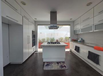 Casa · 200m² · 3 Recámaras · 2 Estacionamientos · 2 Recamaras en Planta Baja! 3 Recamarasaamplia Casa Cerca Uvaq Altozano