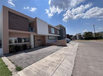 Casa · 170m² · 3 Recámaras · 2 Estacionamientos · Altozano. 3 Recamaras c/u con Baño, Inc Agua y Mant. Amplias Areas Verdes.