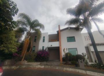 Casa · 350m² · 4 Recámaras · 3 Estacionamientos · Casa 500 m² Terreno, 4 Recamaras, Jardin, Cerca Uvaq y 7 Days Altozano