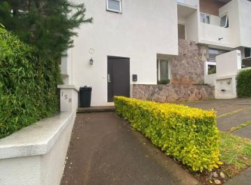 Casa · 160m² · 3 Recámaras · 2 Estacionamientos · Casa Recamara con Baño Completo en Planta Baja, Jardin, Cuarto Empleada. Altozano