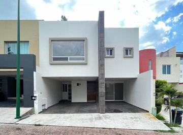 Casa · 200m² · 3 Recámaras · 3 Estacionamientos · En Residencial Privado, Amplia Casa en Vista Bella, Cuarto Empleada, Estudio