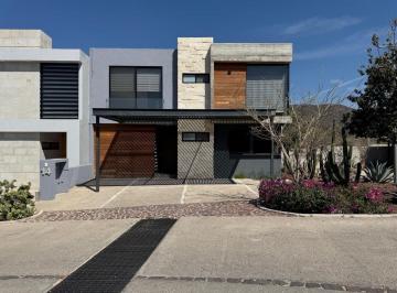 Casa de 4 habitaciones, Querétaro · Casa en Renta y Venta Ubicada en El Fraccionamiento Altozano