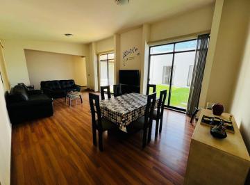 d505c3ae11e601a7d1489c974e62945901d5bd99797e4bab3aae088c2dd41d3e · Casa Amueblada de un Piso en Rancho Santa Mónica