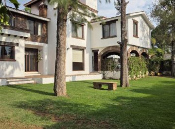 Casa · 600m² · 5 Recámaras · 4 Estacionamientos · 5 Recamaras Amplia Casa en Privado, Jardin, en Sta Maria