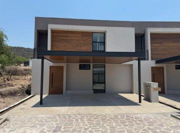 Casa de 4 habitaciones, Querétaro · Casa en Renta y Venta Ubicada en El Fraccionamiento Altozano