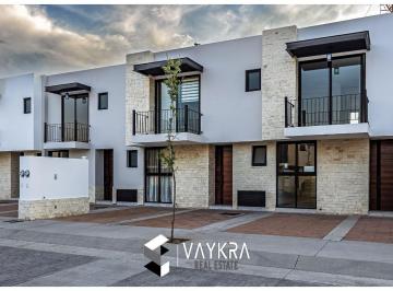 Casa de 3 habitaciones, Irapuato · Casa en Renta en Nuevo Residencial Salida a León, Quinta Maria