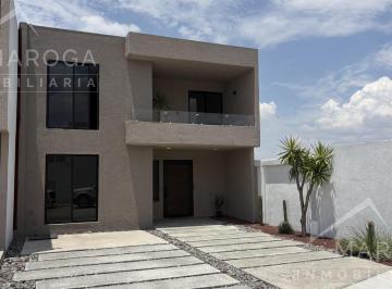 Casa · 240m² · 4 Recámaras · 2 Estacionamientos · Casa de 284 m² de Terreno en Lindavista