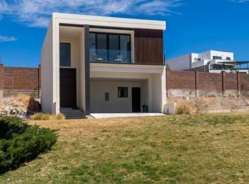 Casa · 284m² · 4 Recámaras · Casa - Altozano