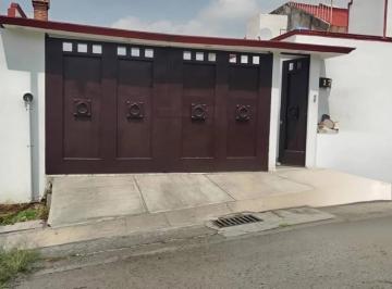 Casa · 240m² · 3 Recámaras · 5 Estacionamientos · Casa - Paseos del Bosque