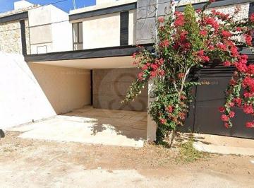 Casa · 180m² · 3 Recámaras · 2 Estacionamientos · Casa en Venta en Temozón Norte