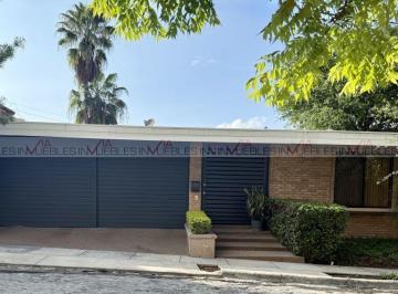 Casa · 525m² · 3 Recámaras · 2 Estacionamientos · Casa en Venta en Villa Montaña