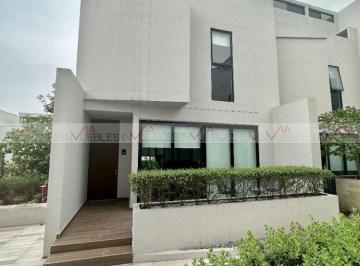 Casa · 245m² · 3 Recámaras · 3 Estacionamientos · Casa en Venta en Jardín de Las Torres