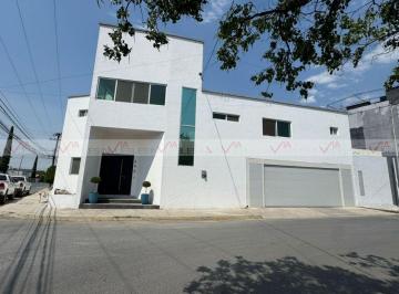 Casa · 479m² · 5 Recámaras · 2 Estacionamientos · Casa en Venta en Guadalupe