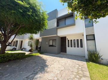 Casa de 3 habitaciones, Zapopan · Casa en Renta en Santillana Residencial