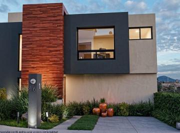 Casa · 220m² · 3 Recámaras · 2 Estacionamientos · Casa de Autor en Renta en Jade Sur 46, Zibatá, Querétaro