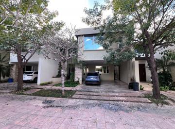 Casa · 297m² · 4 Recámaras · 2 Estacionamientos · Residencia de 4 Recámaras y Piscina en Privada Residencial