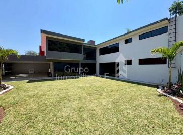 Casa de 3 habitaciones, Coatepec · Hermosa Casa de 2 Niveles, Cochera Para 4 Autos, Amplio Jardín en Coatepec.