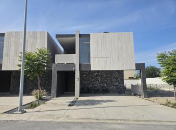 Casa · 245m² · 3 Recámaras · 2 Estacionamientos · Venta de Casa en Saltillo Coahuila Norte