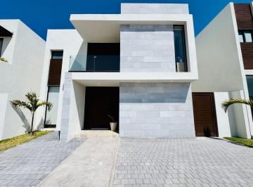 Casa de 4 habitaciones, Corregidora · Casa en Venta en Vela Sur, Corregidora con Cuarto de Servicio Completo a Estrenar