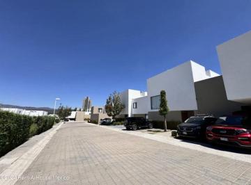 Casa de 3 habitaciones, Querétaro · Vendo Amplia Casa con Jardin y Area de Asadores en Privada Exclusiva de Cumbres del Lagover Descrip