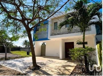 Casa · 230m² · 3 Recámaras · 4 Estacionamientos · Casa en Veracruz con Club y Alberca