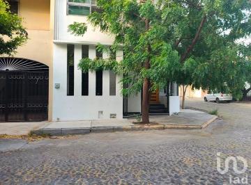 Casa · 20m² · 1 Recámara · Cuarto en Renta en Zona de Servicios de Salud. Ideal Para Consultorio.