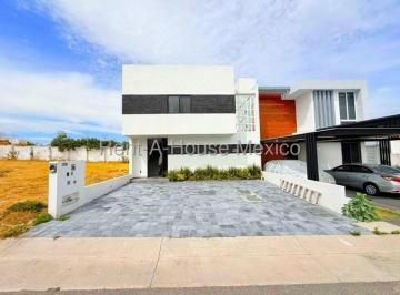 Casa de 4 habitaciones, Querétaro · Casa en Venta con Roof Garden | 4 Recámaras, Doble Altura y Amplio Jardín Homejp2332