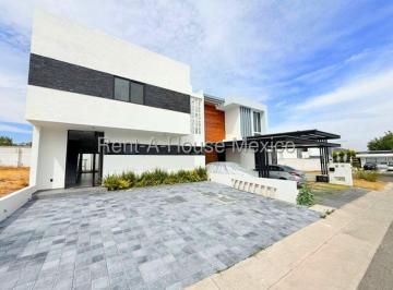 Casa de 4 habitaciones, Querétaro · Vendo Casa 3 Niveles en Grand Juriquilla 4 Recamaras 5 Baños 3 Autos