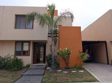 Casa · 169m² · 3 Recámaras · 3 Estacionamientos · Renta en Puerta Real, Casa con Amenidades