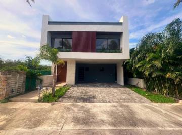 Casa · 355m² · 3 Recámaras · Casa en Venta con Excelentes Espacios en Paseo Country Club