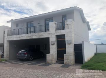 Casa · 320m² · 3 Recámaras · 2 Estacionamientos · Casa en Renta Arco de Piedra, Jurica