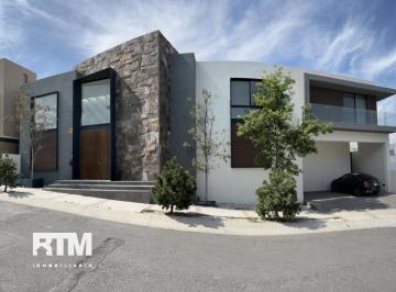 Casa · 402m² · 3 Recámaras · 2 Estacionamientos · Casa Amueblada en Renta en Club de Golf, La Loma