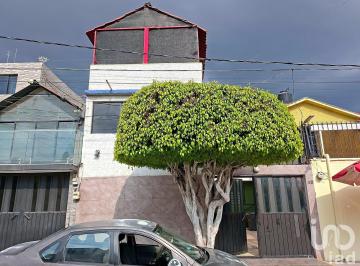 Casa · 180m² · 4 Recámaras · 2 Estacionamientos · Se Vende Casa en Jardines de Cerro Gordo Ecatepec