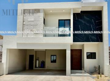 Casa · 270m² · 4 Recámaras · 4 Estacionamientos · Casa en Venta con Recámara en Planta Baja Fracc. Cumbres de Dominio $6,900,000