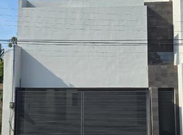 Casa · 220m² · 2 Estacionamientos · Departamento a Unos Pasos del Parque Metropolitano