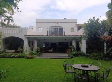 Casa · 440m² · 2 Recámaras · 2 Estacionamientos · Casa en Venta con Vigilancia, Vista Hermosa, Cuernavaca, Morelos.