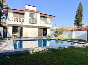 Casa de 4 habitaciones, Jiutepec · Hermosa Casa con Alberca y Amplio Jardin Dentro de Fraccionamiento con Vigilancia en Jiutepec.