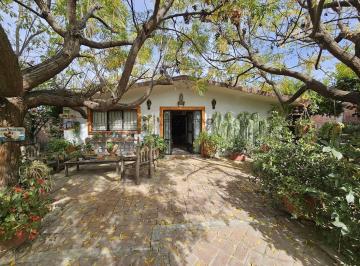 Casa · 321m² · 4 Recámaras · 6 Estacionamientos · Casa en Venta, Valle de La Hacienda, 1 Sólo Piso, 4 Recámaras Bellísimos Jardines con Árboles.