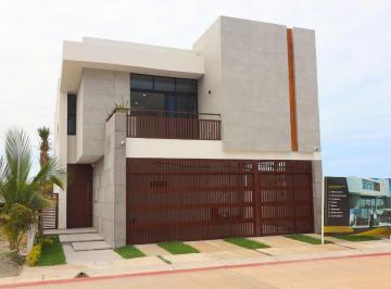 Casa · 470m² · 4 Recámaras · 3 Estacionamientos · Casa con Alberca en La Riviera Veracruzana