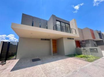 Casa de 4 habitaciones, Querétaro · Cómoda Casa en Renta en El Fraccionamiento Valles, en Lomas del Campanario Norte.