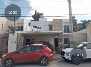 Casa · 250m² · 5 Recámaras · 2 Estacionamientos · Renta de Casa en Residencial Montejo de 5 Habitaciones