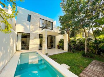 Casa · 260m² · 4 Recámaras · 2 Estacionamientos · Casa Premium en Venta en Playa del Carmen de 4 Recámaras con Alberca en Residencial Privado